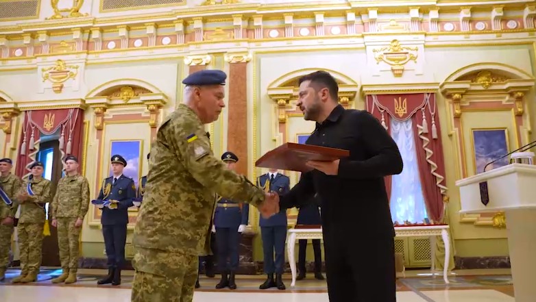 До дня Повітряних сил Зеленський вручив державні нагороди військовослужбовцям До дня Повітряних сил Зеленський вручив державні нагороди військовослужбовцям